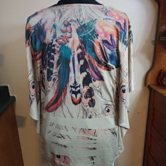 Winged arm feather pattern top 2x - Picture 5 of 7